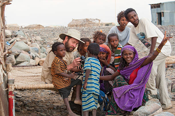 western tourist ist mit kamera bilder auf äthiopischer kinder - afar desert stock-fotos und bilder