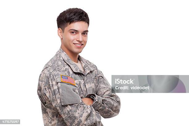 Sonriente Joven Soldier Con Brazos Cruzados Foto de stock y más banco de imágenes de Ejército - Ejército, Servicio, Fondo blanco