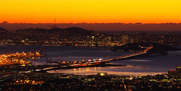 ponte che in area della baia di san francisco, california, usa - bay bridge san francisco county san francisco bay area landscaped foto e immagini stock