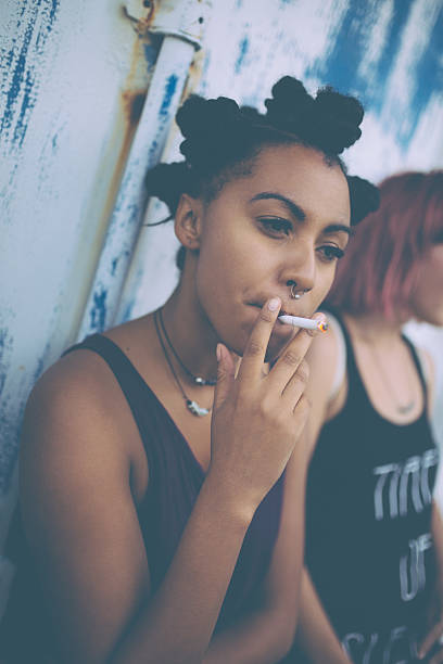 chica adolescente afro en la calle, para fumadores - african descent addiction african ethnicity rudeness fotografías e imágenes de stock