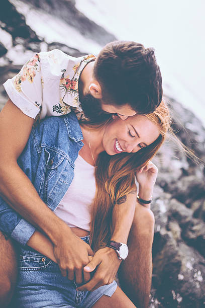 retro hipster abrazar a su novio novia en la playa - couple old fashioned hipster holding hands fotografías e imágenes de stock