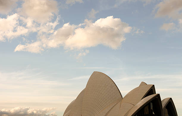 Teatro de la ópera de Sydney con sky - foto de stock