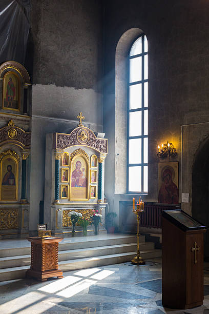 Rosyjski kościół prawosławny wnętrza z Promień światła – zdjęcie
