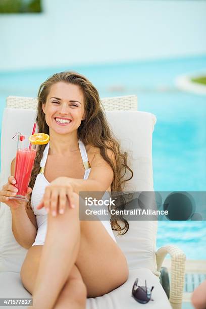 Retrato De Mujer Sonriente Sentar En La Cama Solar Y Disfruta De Cócteles Foto de stock y más banco de imágenes de Adulto