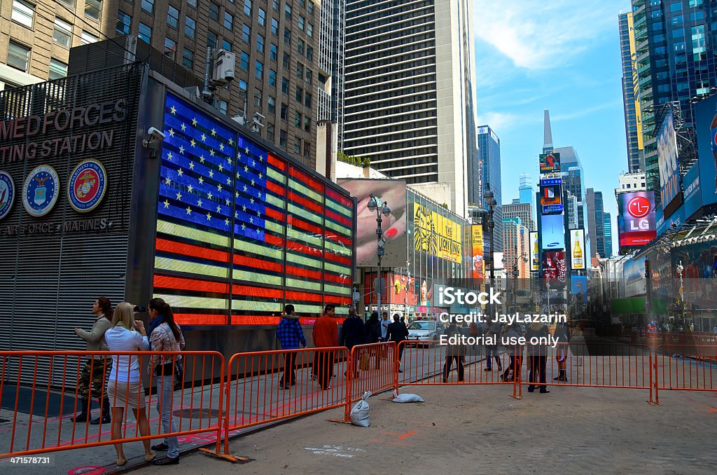 Times Square NYPD cámaras CCTV & los turistas, la ciudad de Nueva York - Foto de stock de Cámara de seguridad libre de derechos