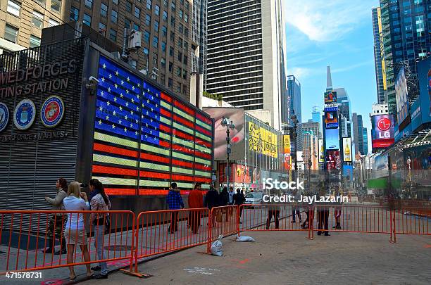 Photo libre de droit de Times Square Nypd Des Caméras De Vidéosurveillance Les Touristes La Ville De New York banque d'images et plus d'images libres de droit de Caméra de surveillance