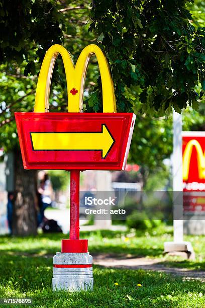 Mcdonalds Drivethru Знак — стоковые фотографии и другие картинки McDonald's - McDonald's, Монреаль - Квебек, Авто-ресторан