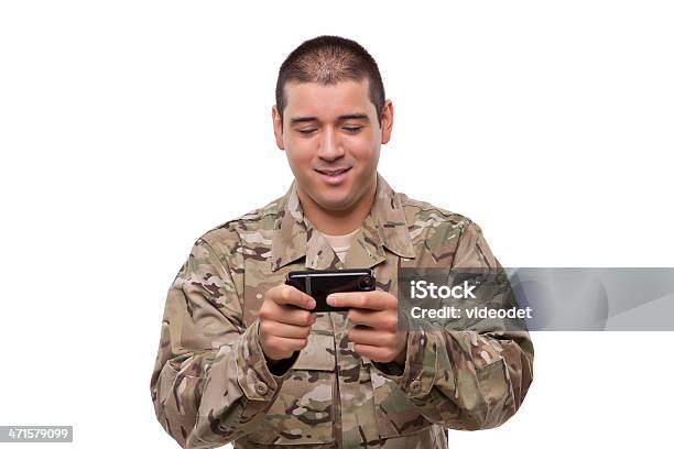 Soldato Di Sms Su Smartphone - Fotografie stock e altre immagini di Forze armate - Forze armate, Mandare un SMS, Forze armate statunitensi
