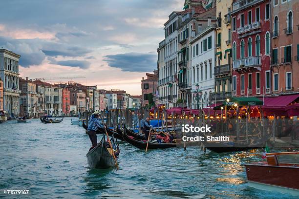 Gondoliere Schwimmende In Der Nähe Von Restaurants In Venedig Stockfoto und mehr Bilder von Abenddämmerung