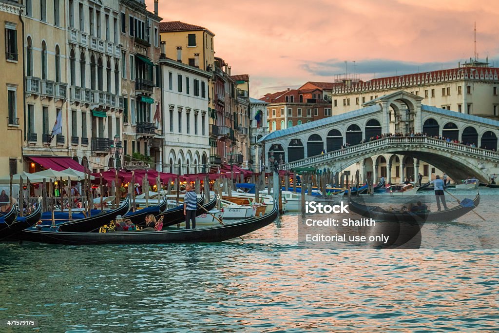 Restaurant und Regale in der Nähe der Rialto-Brücke in Venedig - Lizenzfrei Abenddämmerung Stock-Foto