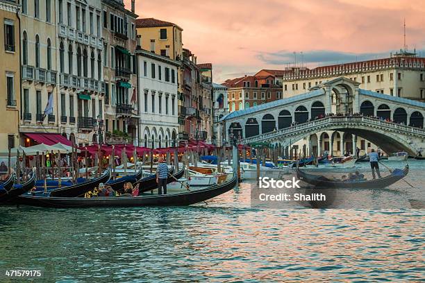 Restaurante E Gondolas Perto Da Ponte De Rialto Em Veneza - Fotografias de stock e mais imagens de Ancorado