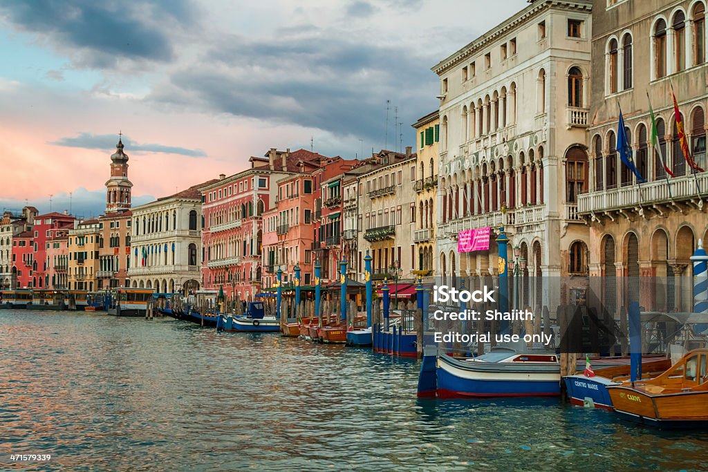 Colorato antichi palazzi sul Canal Grande a Venezia - Foto stock royalty-free di Acqua