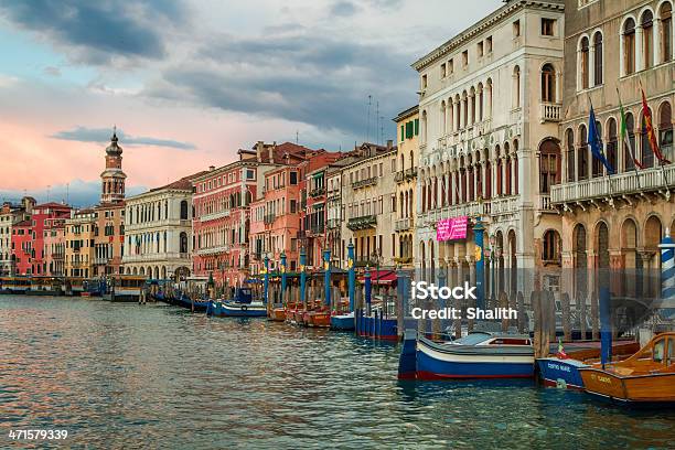 Fundos De Edifícios Antigos Na Grand Canal Em Veneza - Fotografias de stock e mais imagens de Ancorado