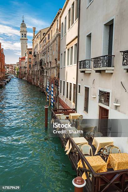 Restaurante En La Gran Canal En Venecia Foto de stock y más banco de imágenes de Agua - Agua, Aire libre, Amarrado