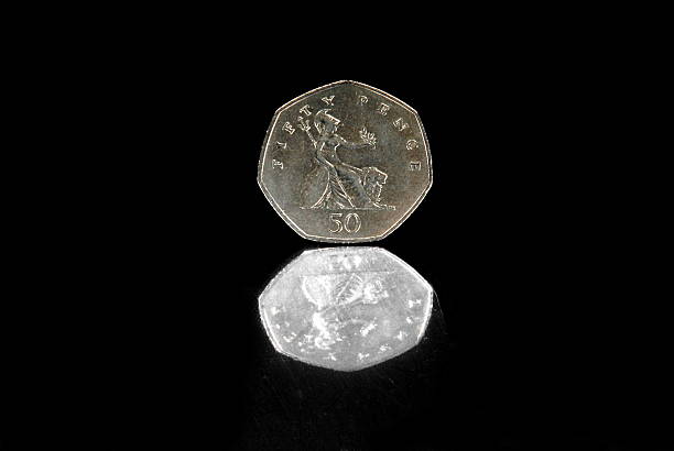 cinquenta pence - fifty pence coin coin british coin number 50 - fotografias e filmes do acervo