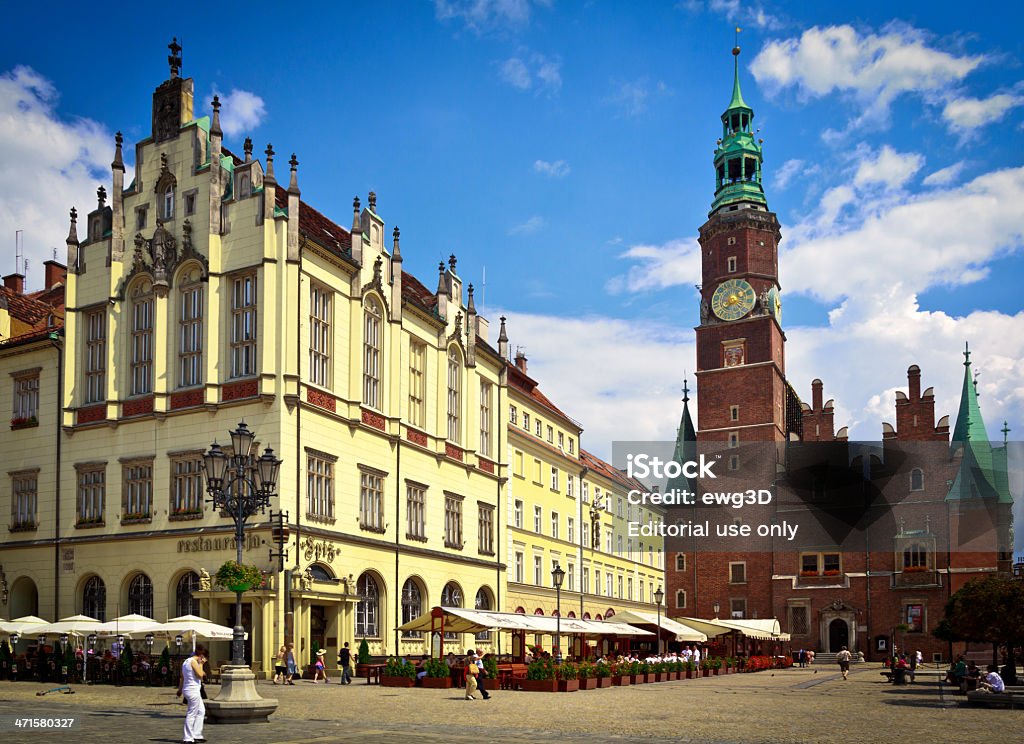 Nuevo y antiguo Ayuntamiento en Wroclaw Market square - Foto de stock de Acera libre de derechos
