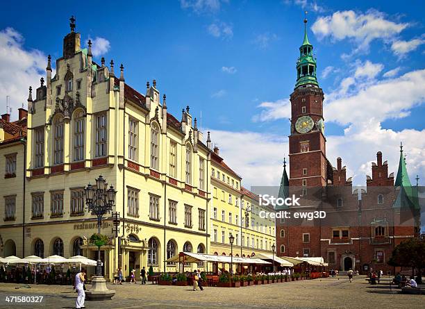 Nuevo Y Antiguo Ayuntamiento En Wroclaw Market Square Foto de stock y más banco de imágenes de Acera