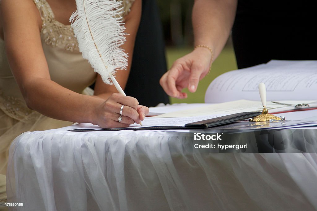 Signature d'un certificat de mariage - Photo de Accord - Concepts libre de droits