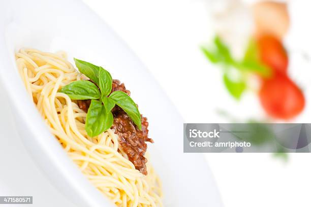 Zbliżenie Spaghetti Bolognese - zdjęcia stockowe i więcej obrazów Bez ludzi - Bez ludzi, Białe tło, Fotografika