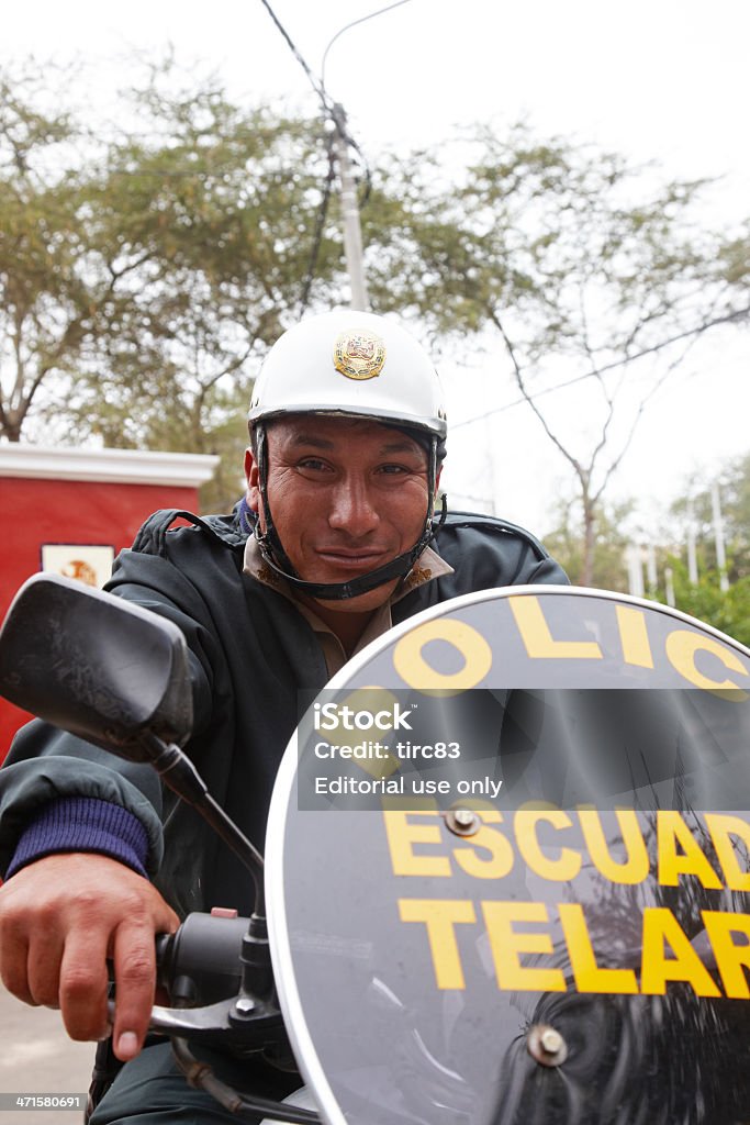Peruano policial na moto dever Huacachina - Foto de stock de Adulto royalty-free