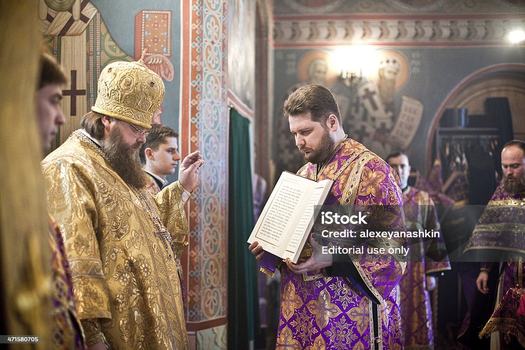 deacon estadías con abierto devocionario - Foto de stock de Altar libre de derechos