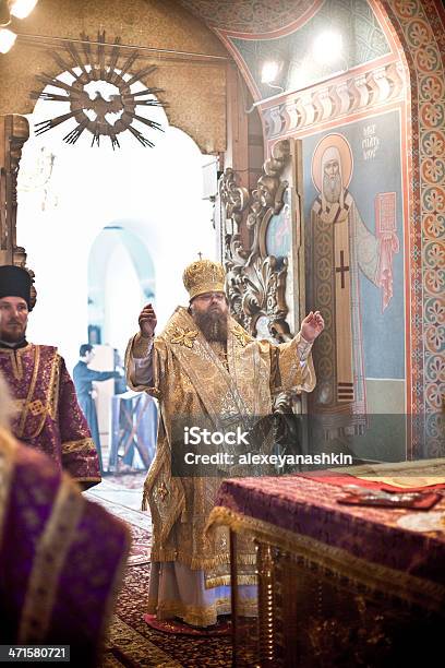 Bishop Proclaims O Santuário Prayers Em - Fotografias de stock e mais imagens de Altar - Altar, Bispo - Clero, Bíblia