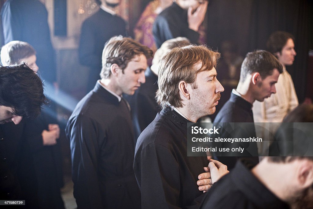 승려들 디어필드에서 on kneels 및 노래부르다 in 샌추어리 - 로열티 프리 교회 스톡 사진