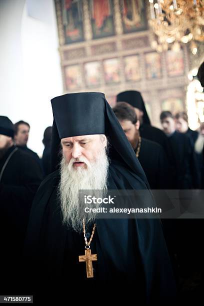 Monjes Y Sacerdotes Salga Después De La Iglesia Ortodoxa Liturgy Foto de stock y más banco de imágenes de Altar