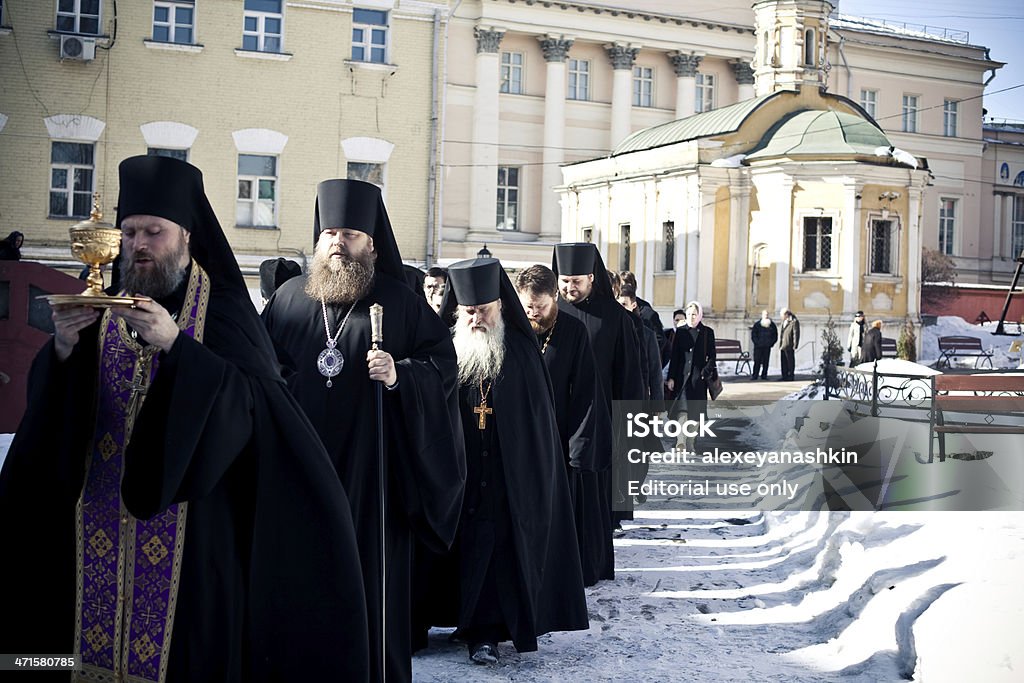 Budistas e padres caminhada após a Ortodoxa liturgy - Foto de stock de Altar royalty-free