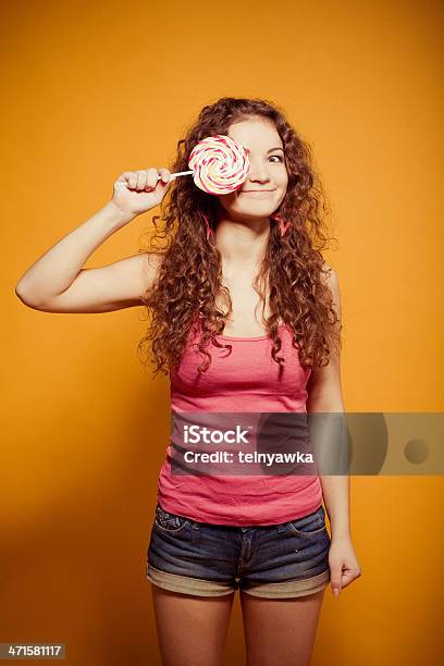 Photo libre de droit de Heureuse Jeune Femme Avec Sucette banque d'images et plus d'images libres de droit de Adulte - Adulte, Belle femme, Cheveux crépus