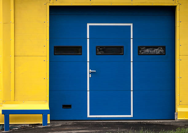 istock Texture of modern yellow garage wall with closed blue gate 471581245