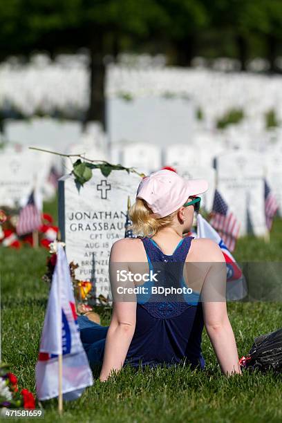 Memorial Giorno Cimitero Nazionale Di Arlington - Fotografie stock e altre immagini di Adulto - Adulto, Arlington - Virginia, Cimitero
