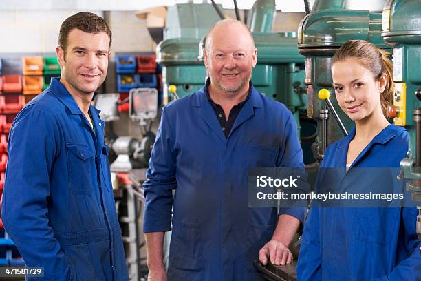 Drei Machinists Im Arbeitsbereich Von Maschine Sprechen Stockfoto und mehr Bilder von Industriearbeiter