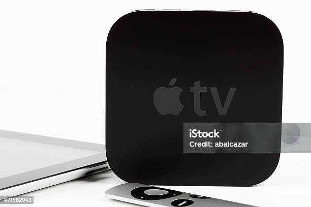 Apple Tv Con Ipad Foto de stock y más banco de imágenes de Aluminio - Aluminio, Aplicación para móviles, Arte cultura y espectáculos