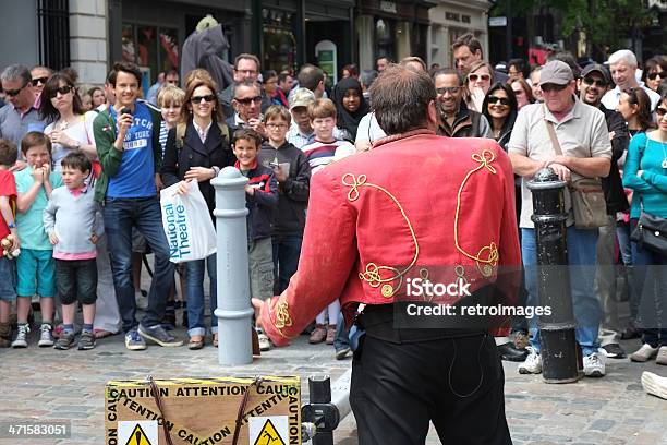 Ulica Entertainer Wykonuje Się Przed Tłum Covent Garden Londyn - zdjęcia stockowe i więcej obrazów Anglia