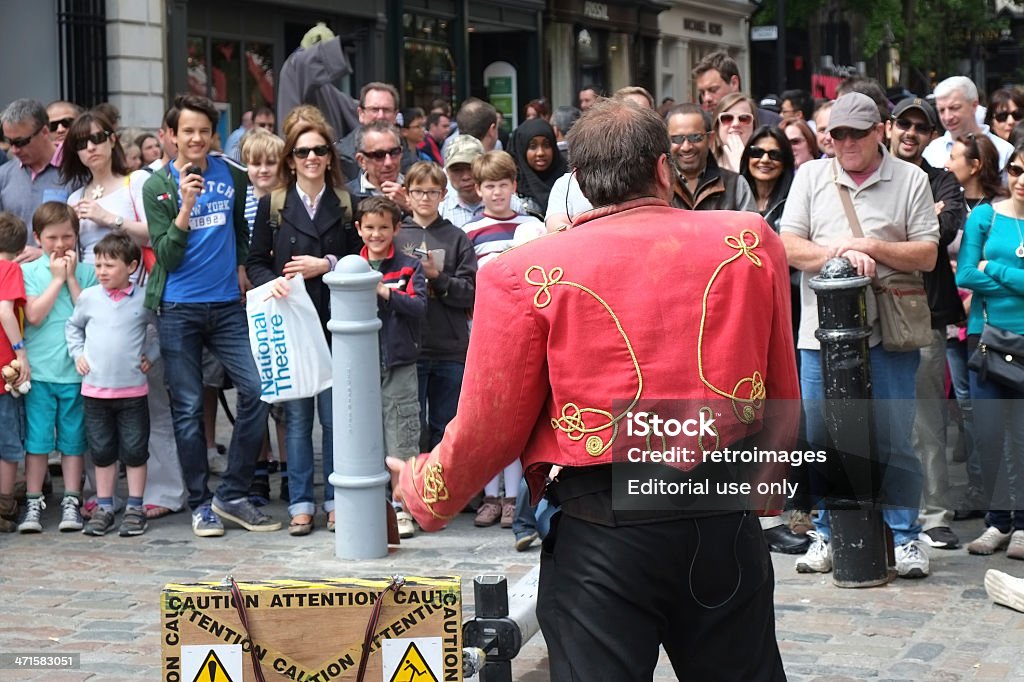 Artista de rua s'apresenta na frente da torcida de Londres, Covent Garden, - Foto de stock de Artista royalty-free