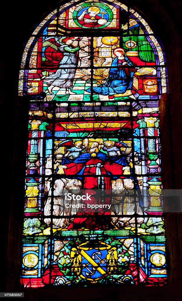 クイーン Isabella ステンドグラスのセントメアリー大聖堂、セビリア（スペイン） - 聖母マリアのロイヤリティフリーストックフォト