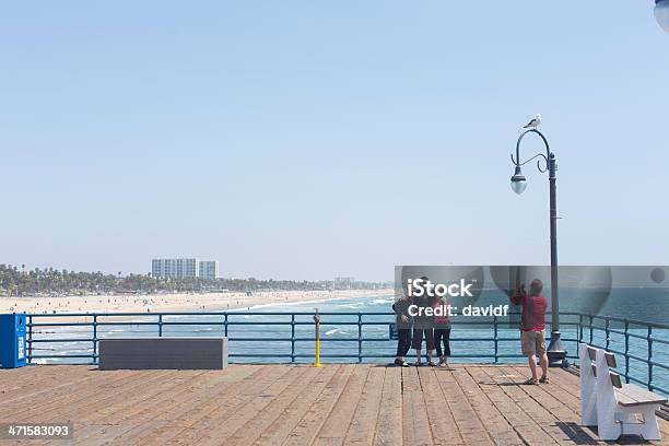 Família Tirar Fotografias De Férias - Fotografias de stock e mais imagens de Cais - Estrutura Feita pelo Homem - Cais - Estrutura Feita pelo Homem, Califórnia, Cidade de Los Angeles