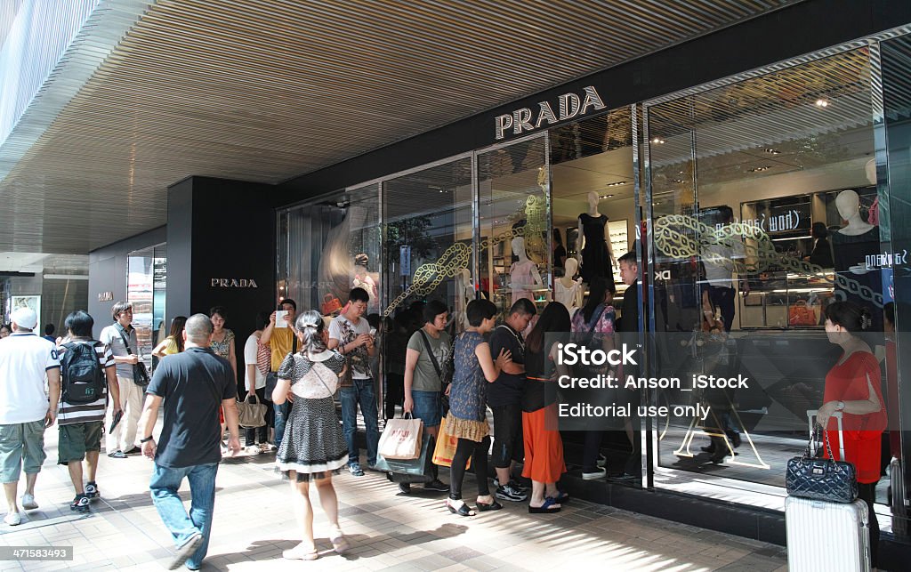 Prada Flagship Store - Foto stock royalty-free di Fare la fila