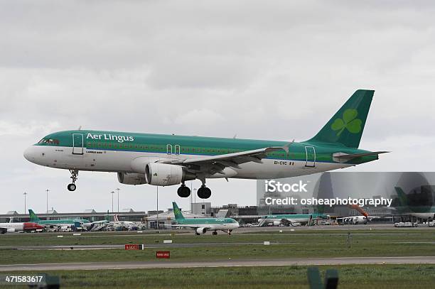 Photo libre de droit de Aer Lingus Airbus A320 Atterrir À Laéroport International De Dublin banque d'images et plus d'images libres de droit de Atterrir