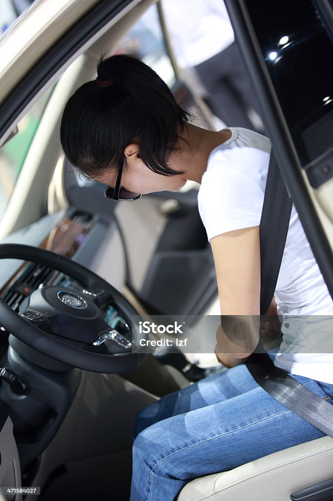 Mulher motorista Aperte secuirty Cinto - Royalty-free Adulto Foto de stock
