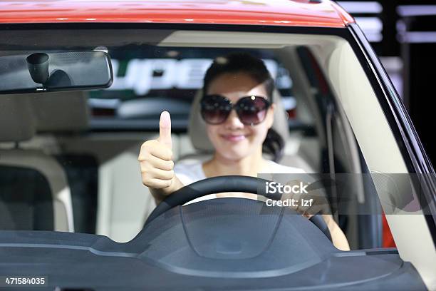 Photo libre de droit de Femme Pouce Levé Conducteur banque d'images et plus d'images libres de droit de Vue de face - Vue de face, Voiture, Conduire