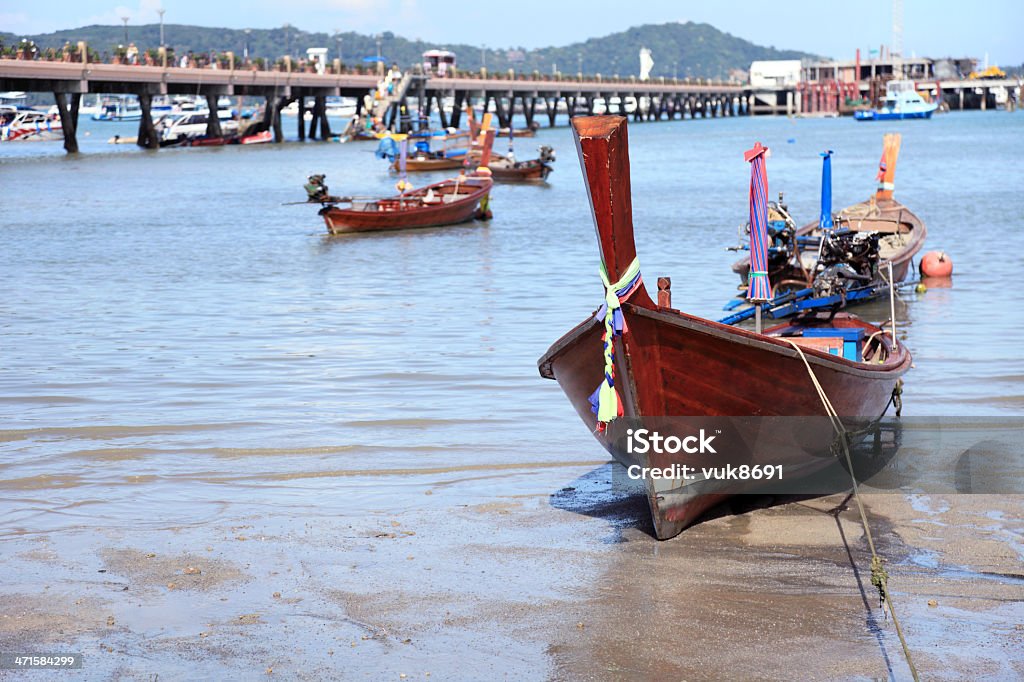 Intrecciato Barca da pesca con la bassa marea vicino al molo di sbarco di Rawai - Foto stock royalty-free di Agricoltura