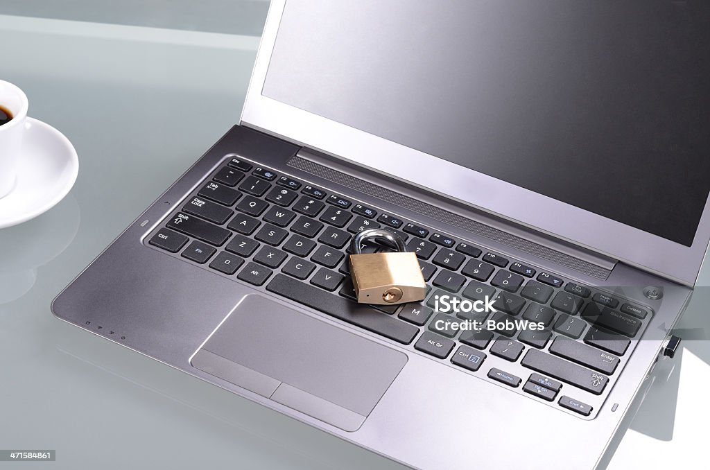 Laptop com trava na escrivaninha de vidro - Foto de stock de Branco royalty-free