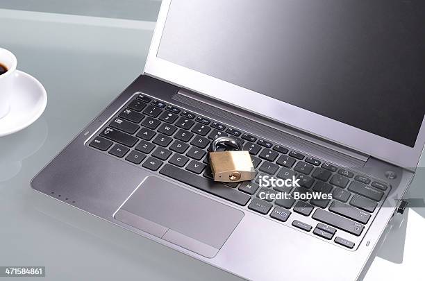 Foto de Laptop Com Trava Na Escrivaninha De Vidro e mais fotos de stock de Branco - Branco, Cadeado, Café - Bebida