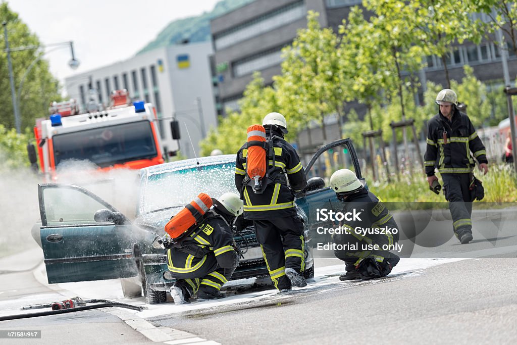 굽기 차량 배치되어 의해 firemen 보호 의류에는 - 로열티 프리 물 스톡 사진