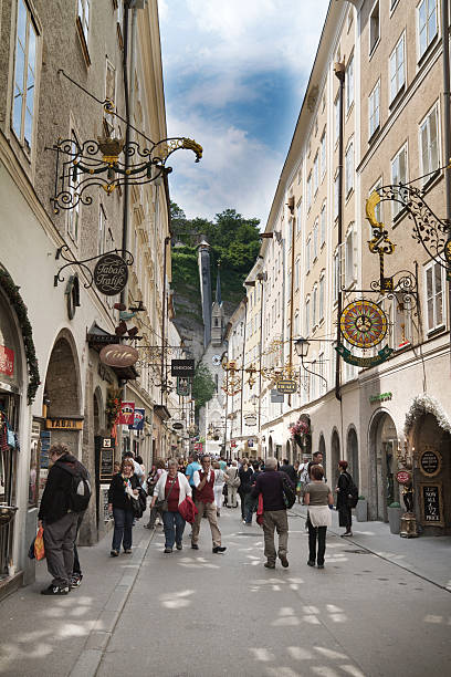getreidegasse улица в зальцбург, австрия - getreidegasse стоковые фото и изображения