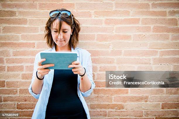 Joven Mujer Feliz Con Tableta Digital Foto de stock y más banco de imágenes de Adolescente - Adolescente, Adulto, Adulto joven