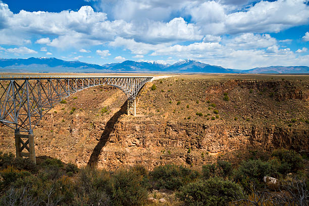 rio grande river gorge bridge - rio grande new mexico river valley photos et images de collection