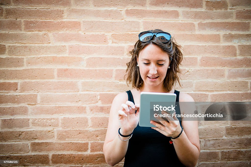Perpleja mujer joven con tableta digital - Foto de stock de Adolescencia libre de derechos